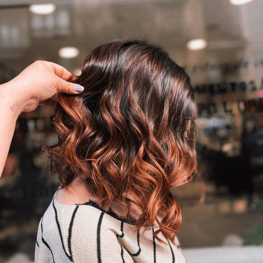 Cabello castaño oscuro con balayage castaño claro