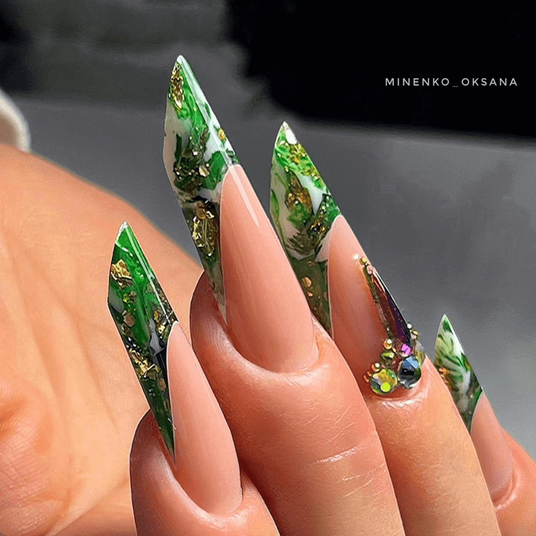 Błyszczący zielony francuski manicure