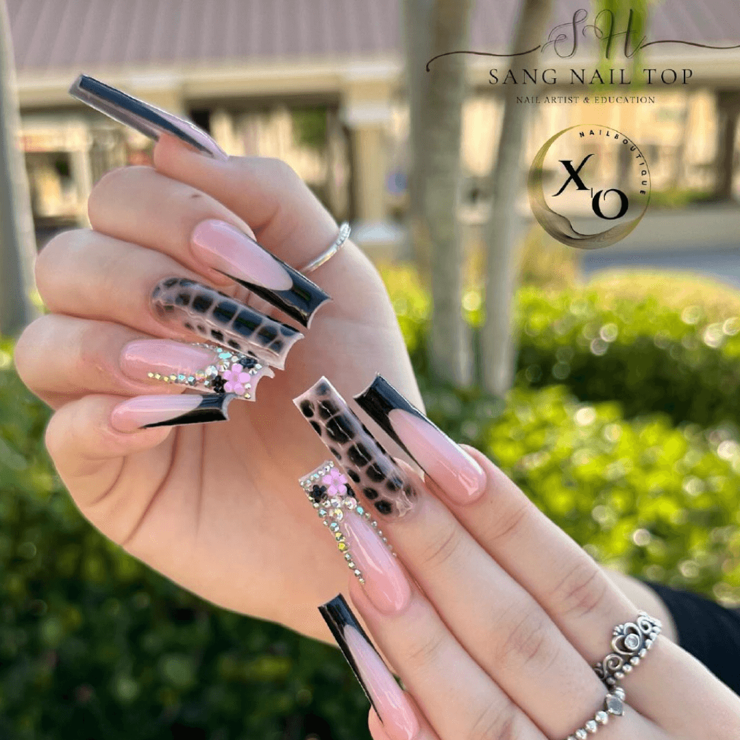Black acrylic nails