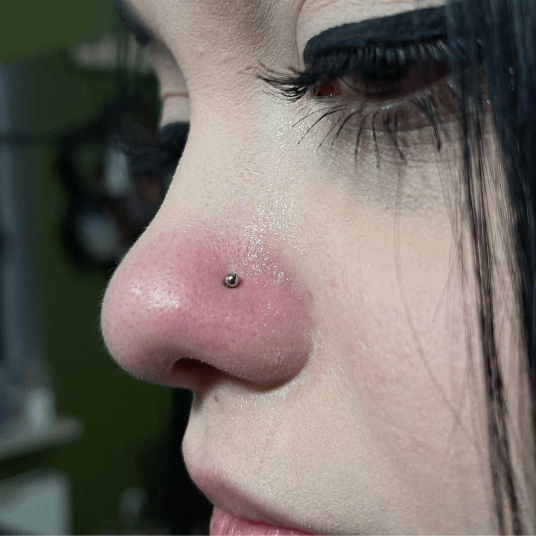 kolczyk-w-nosie-nostril-piercing