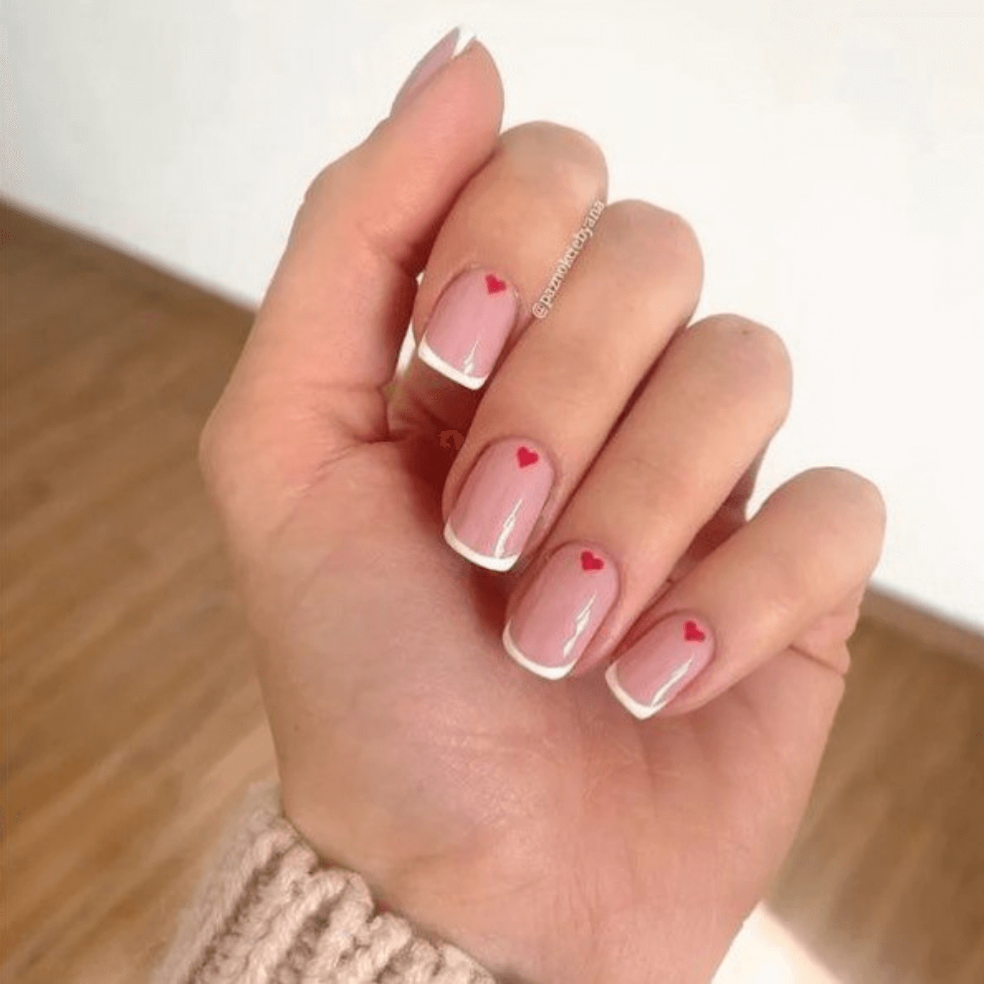 French Manicure z Czerwonymi Serduszkami