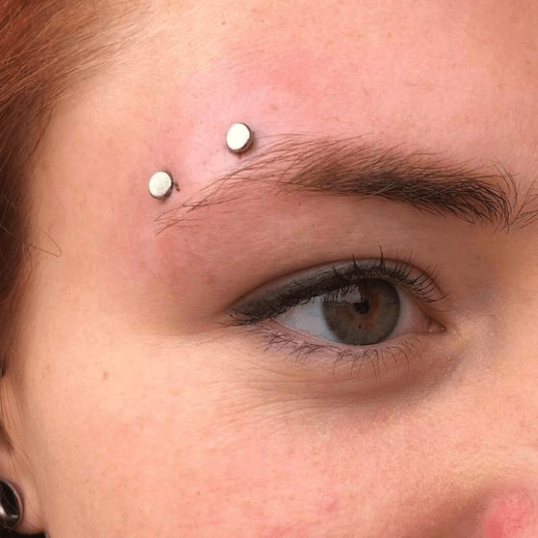 piercing-horizontal-en-la-ceja