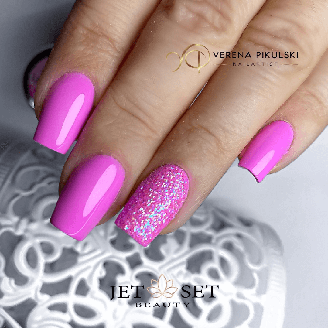 Pink nails for spring enriched with glitter