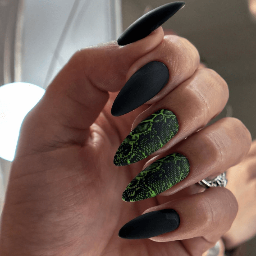Black nails for summer 