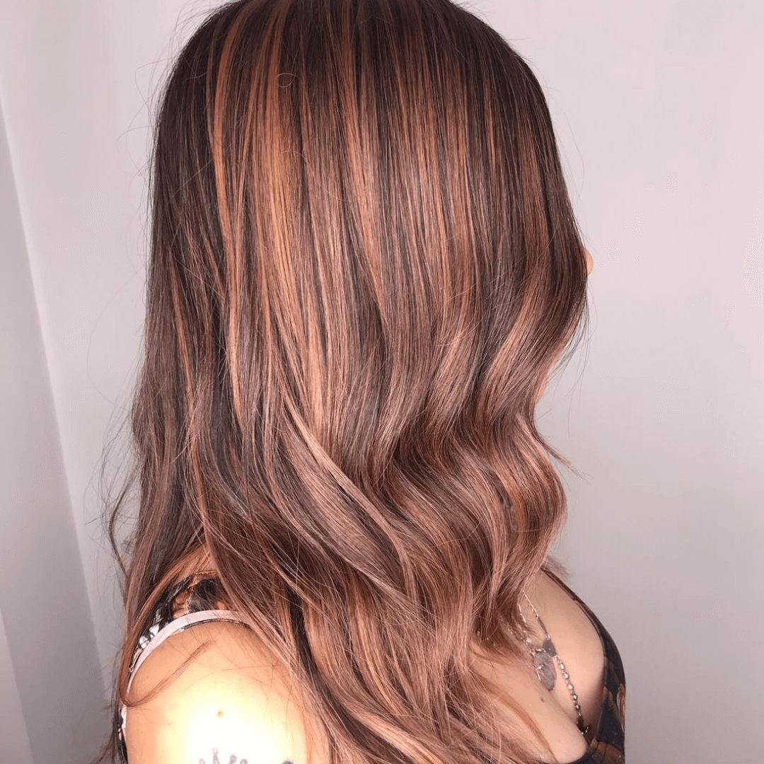 Cabello castaño oscuro con claro reflejos castaño