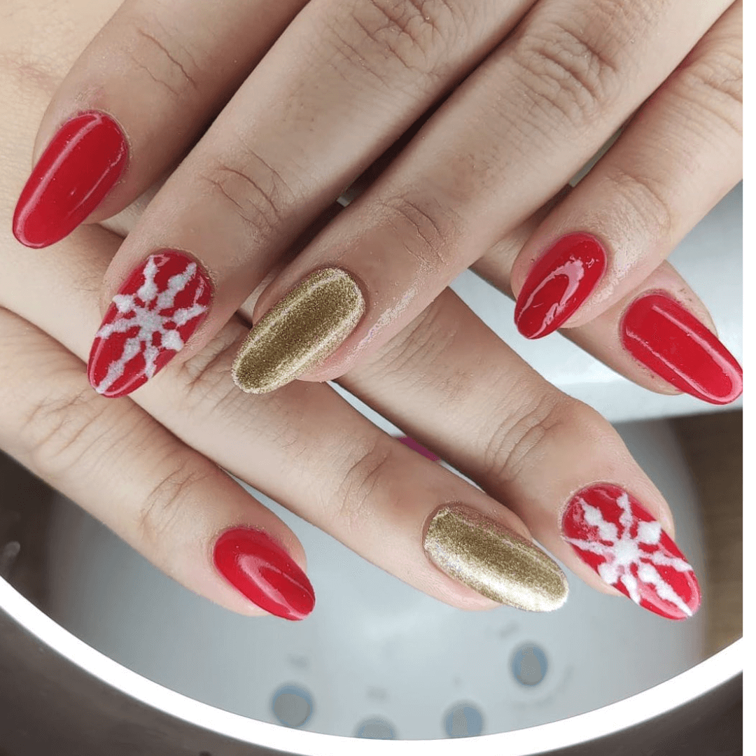 Uñas rojas con dorado