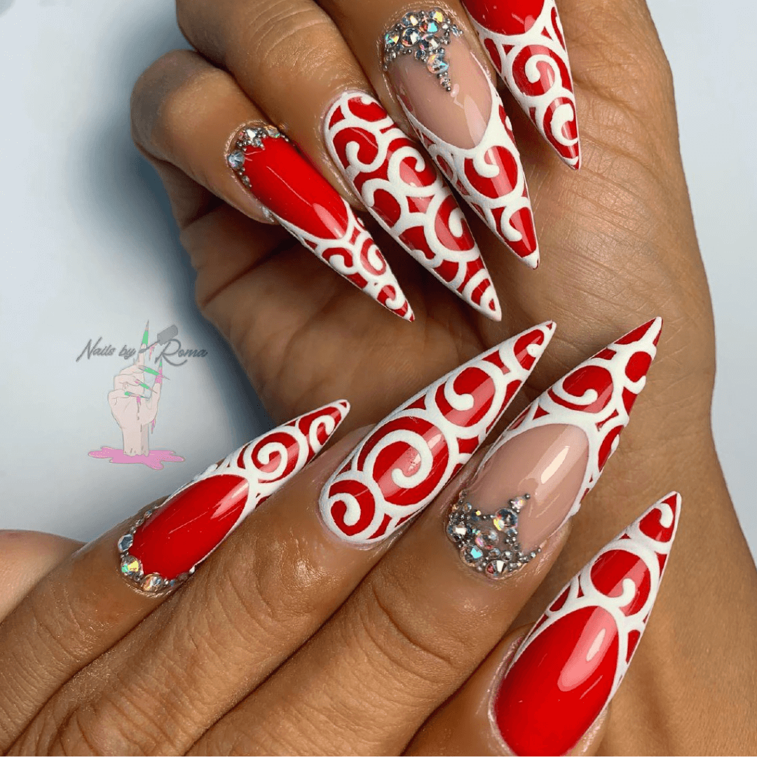 Uñas rojas con adornos