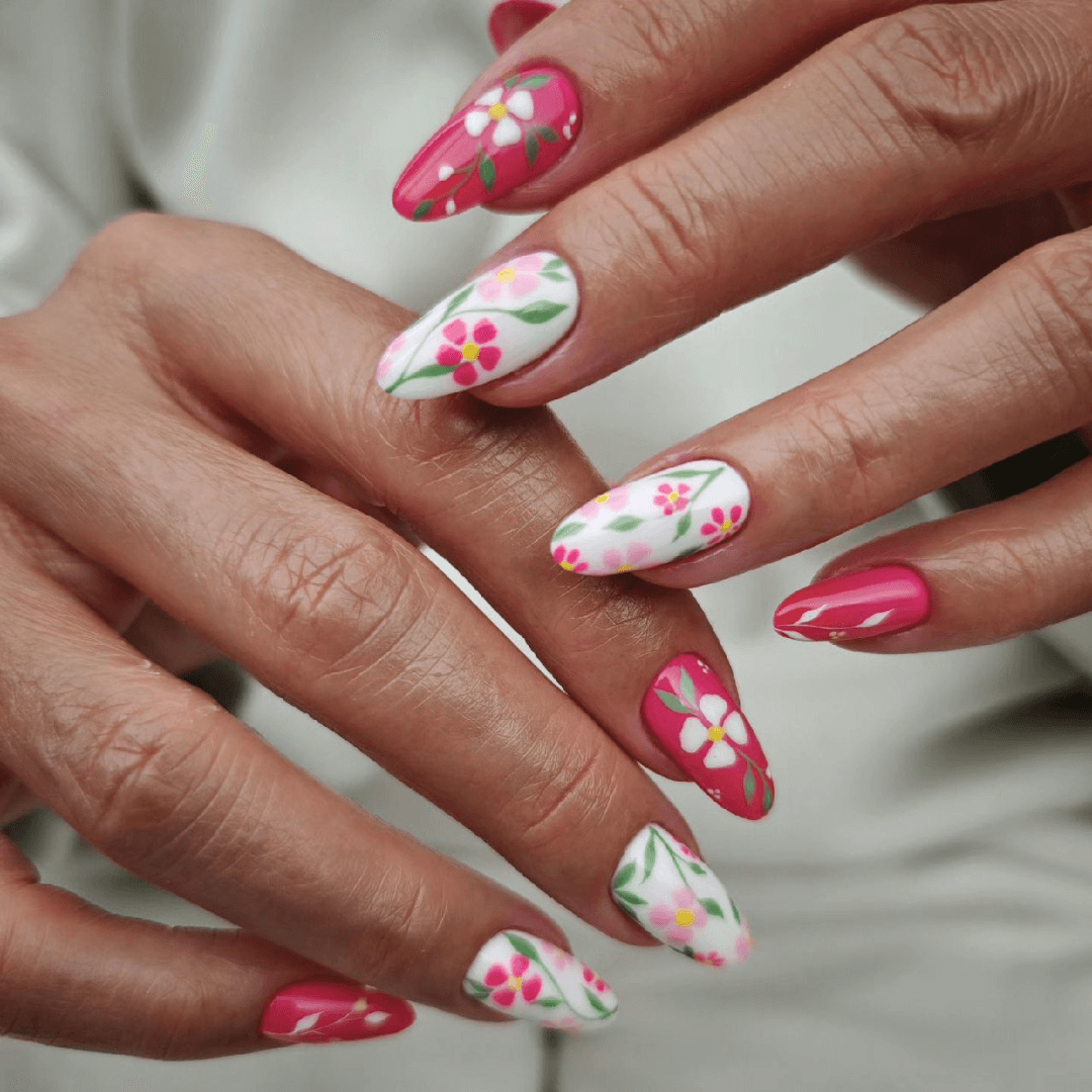 Nails spring flowers
