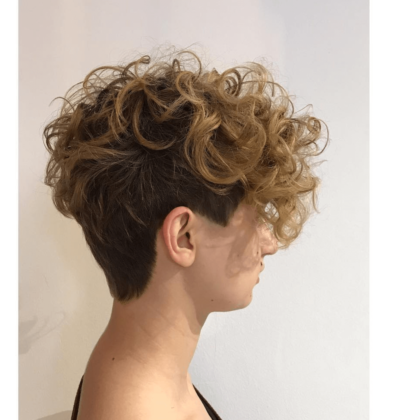 Pixie Cut z Sombre Highlights