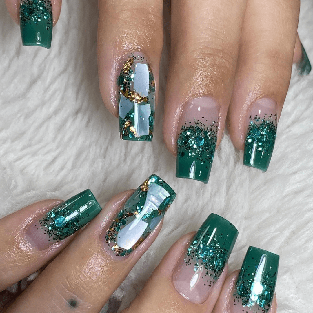 christmas-nails-emerald-green-and-gold-color-combo