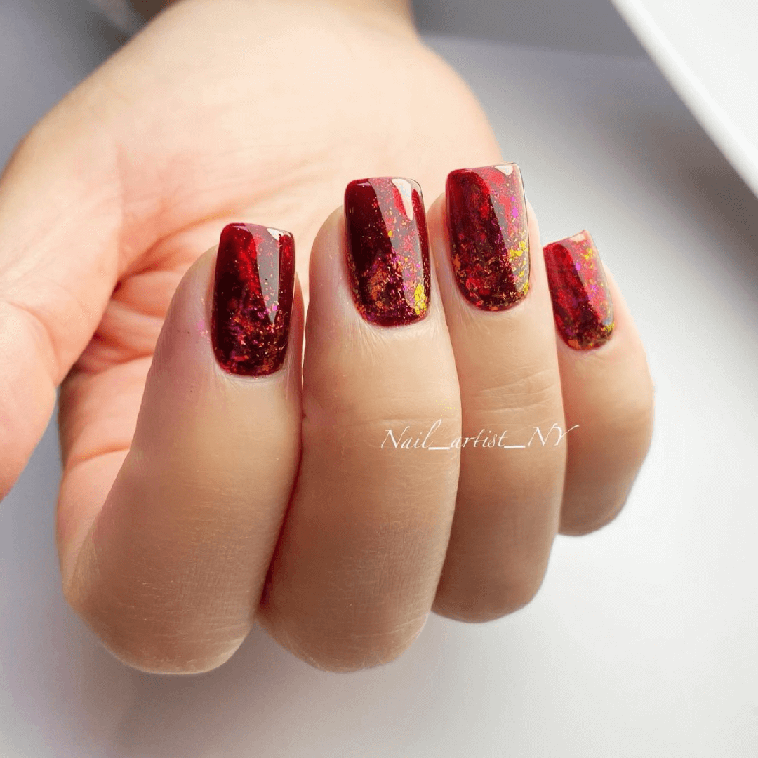 Red nails with gold